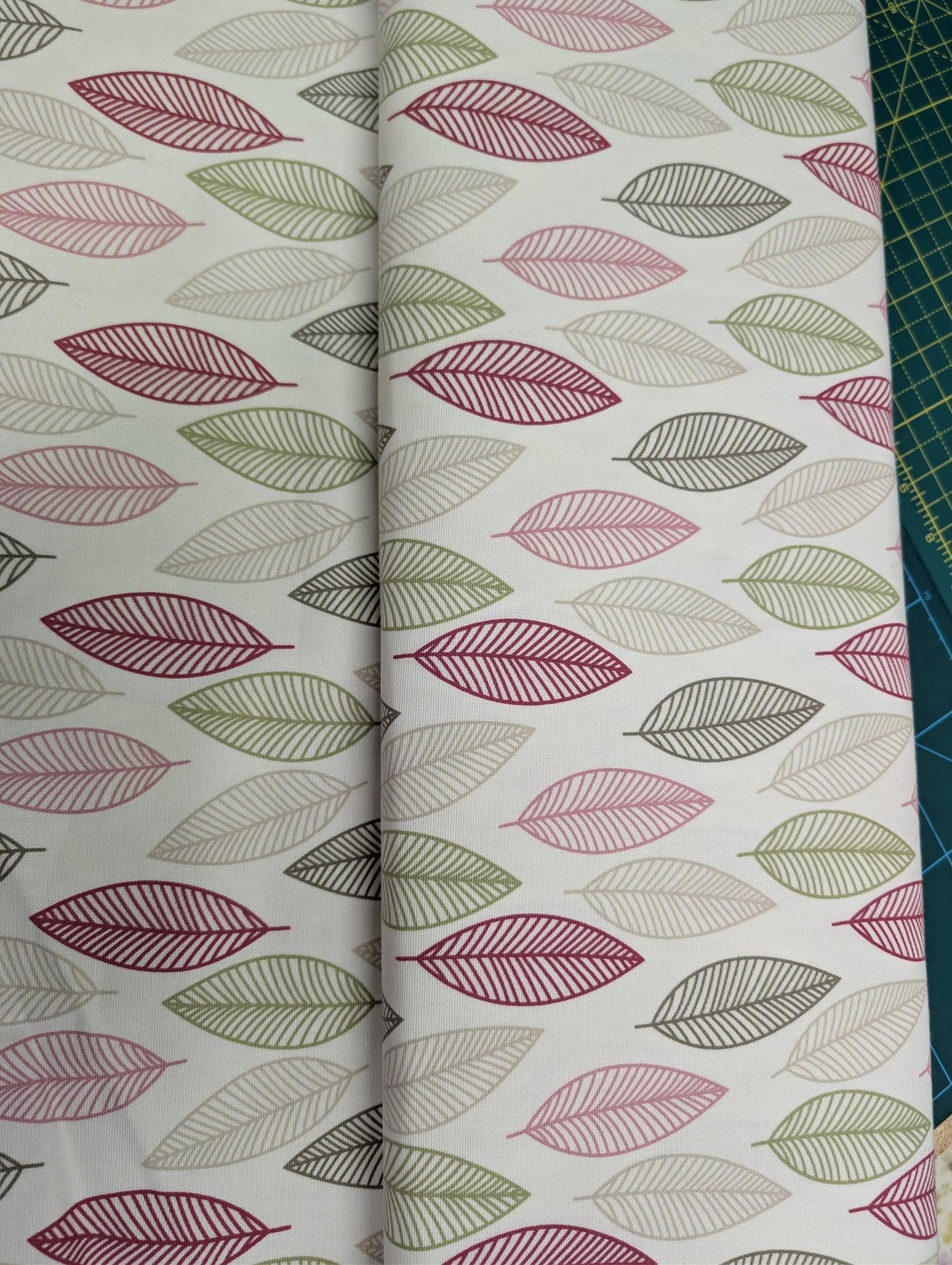 Fryetts Design: Leaves "Lola" Colour: Spring