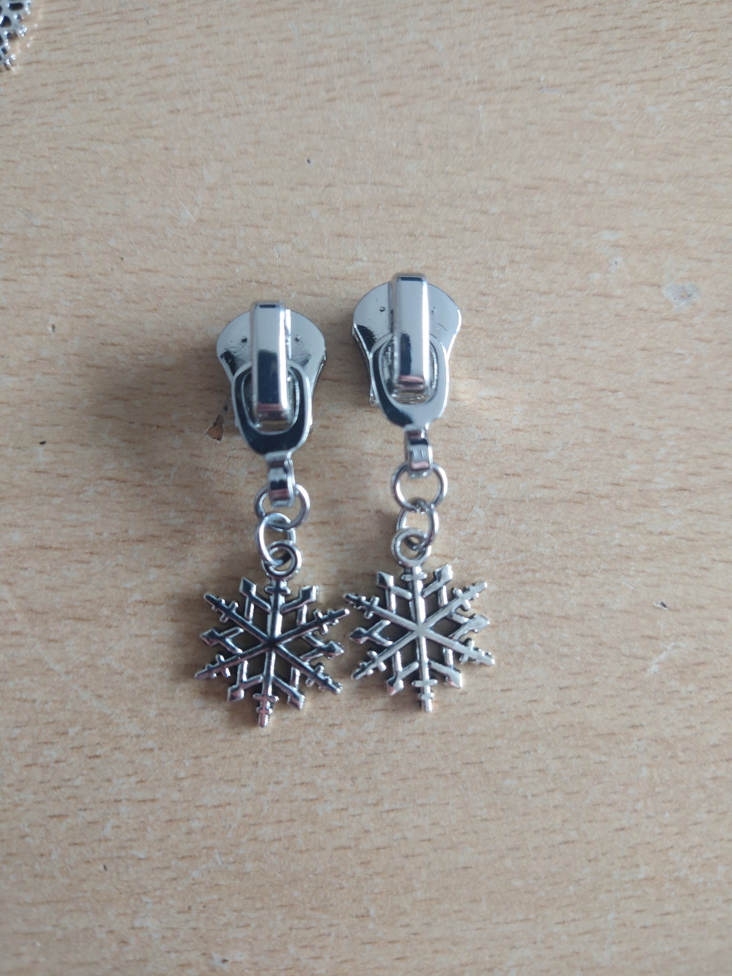 Snowflake Zip pull #5