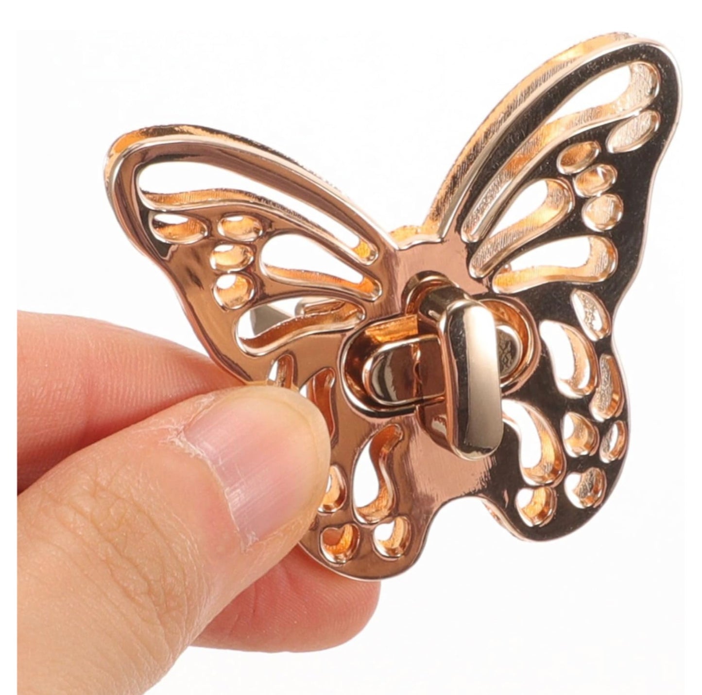 Butterfly twist lock bag fastening