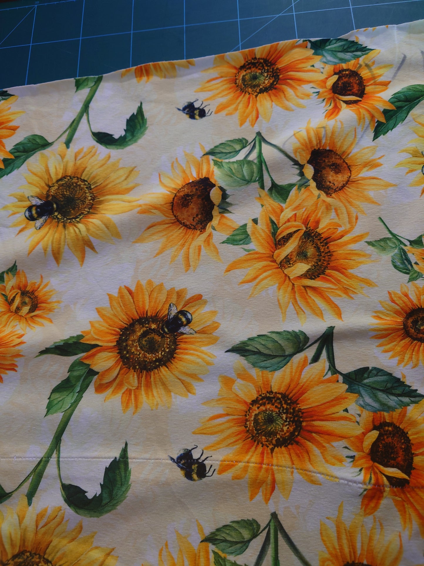 Sunflower & Bee's Cotton Jersey 2 1/2 mtr remnant *no returns*