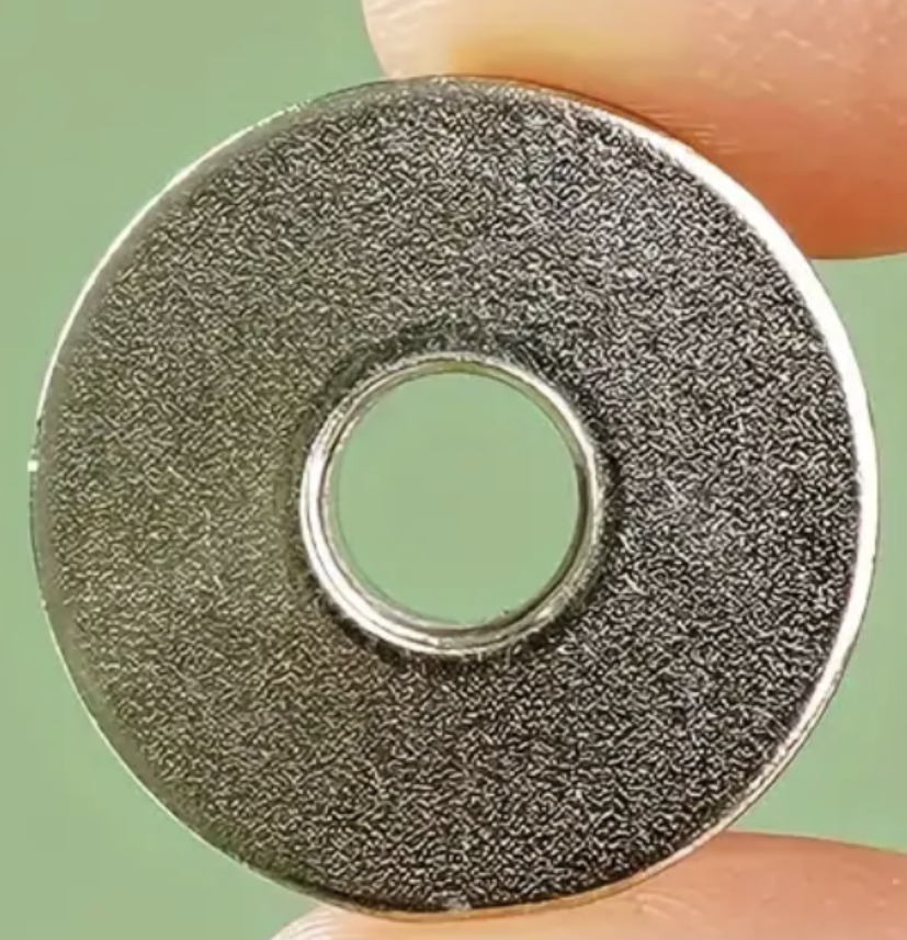 30 industrial bobbins 2cm x 0.9cm & box