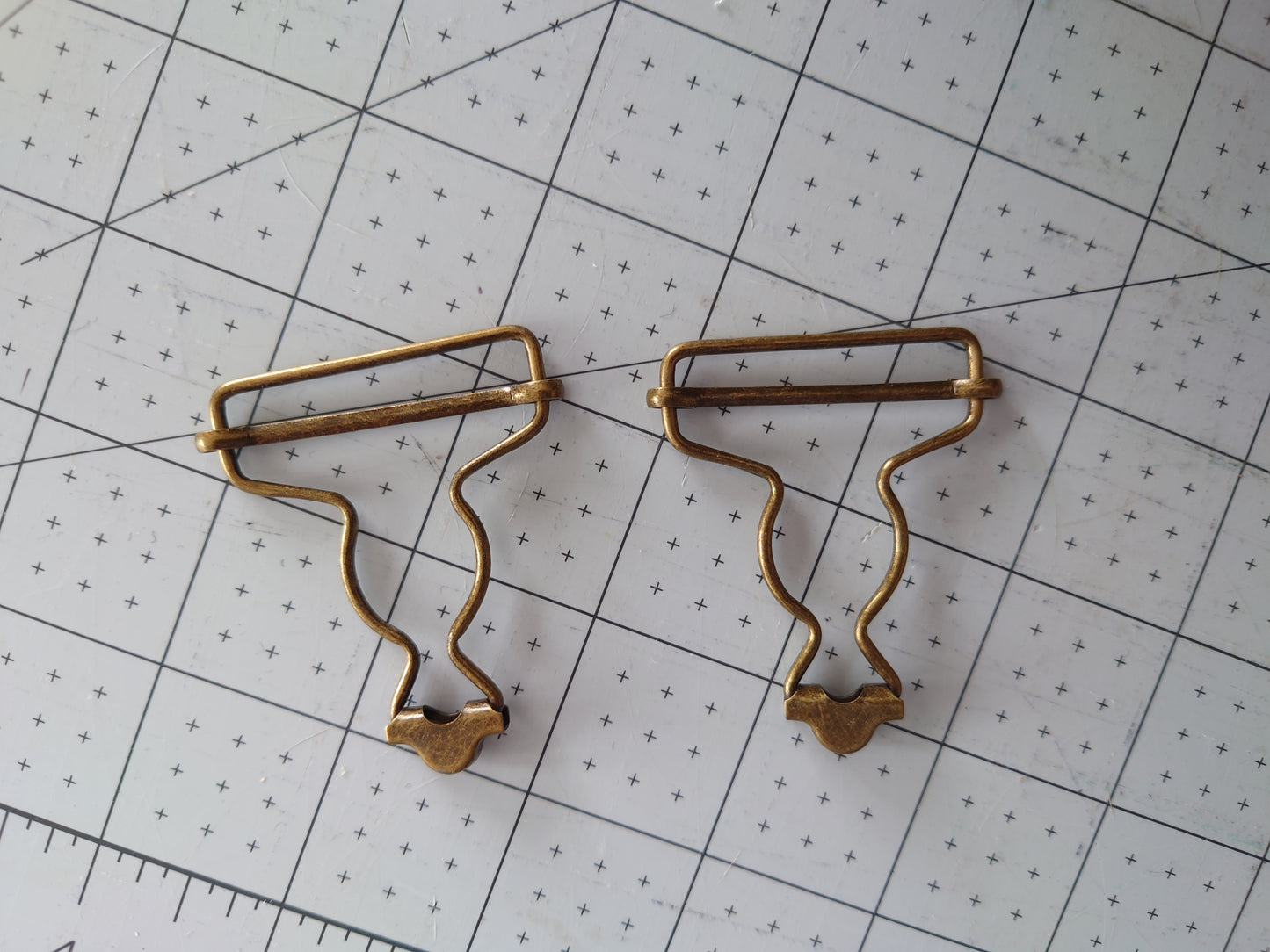 40mm Dungaree Clips Antique Brass